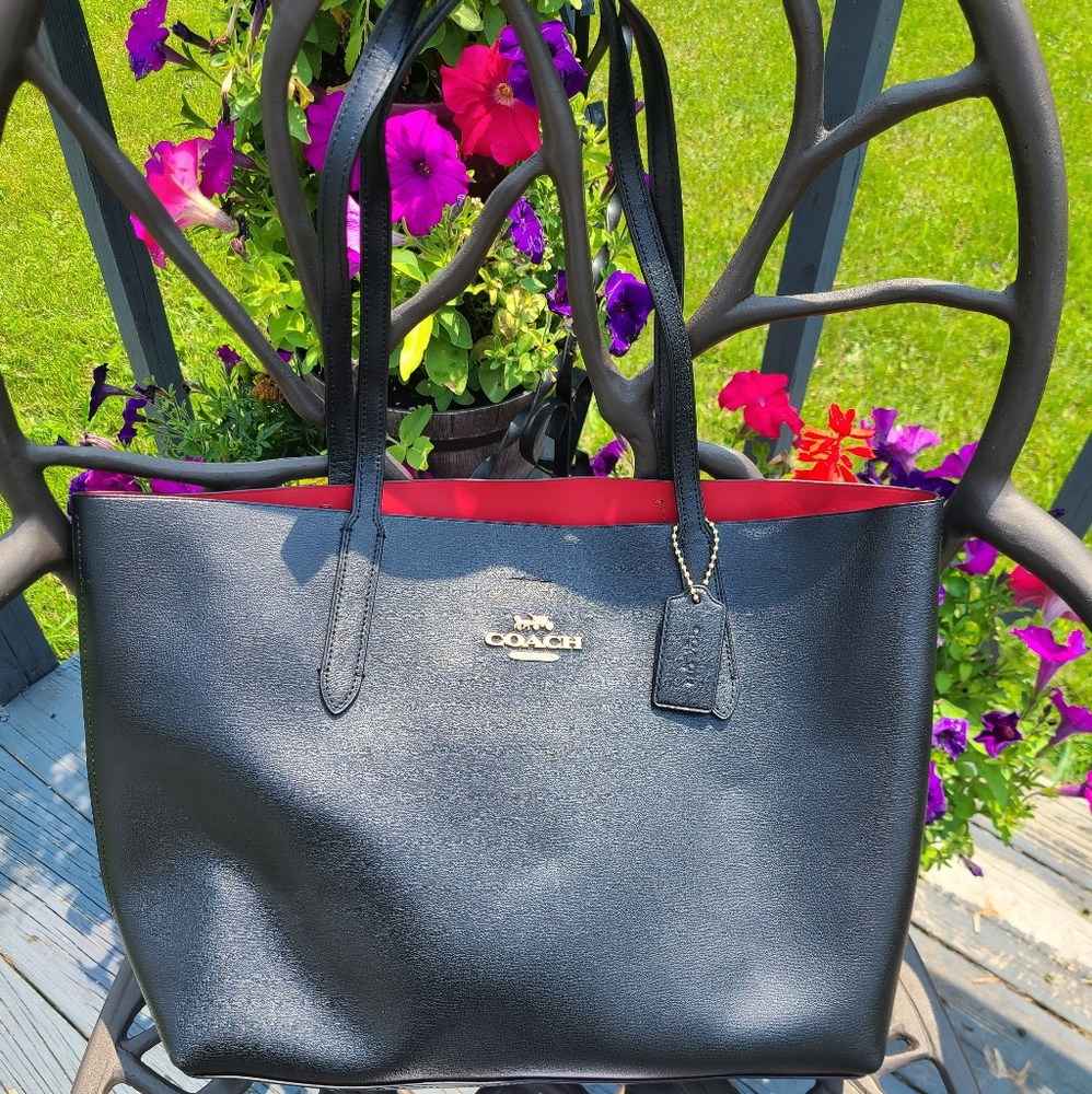 SOLD SOLD SOLD 🖤❤ Coach NWT (never used) tote 🖤❤